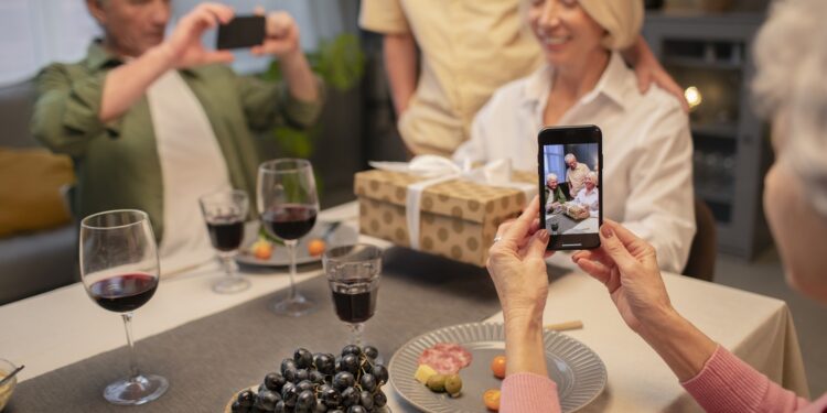 Tecnología para Mayores: Guía de Gadgets y Aplicaciones Esenciales para la Vida Después de los 50