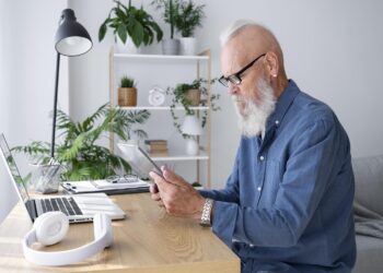 El Impacto de la Inteligencia Artificial en la Vida de los Mayores de 50 Años: Oportunidades y Desafíos