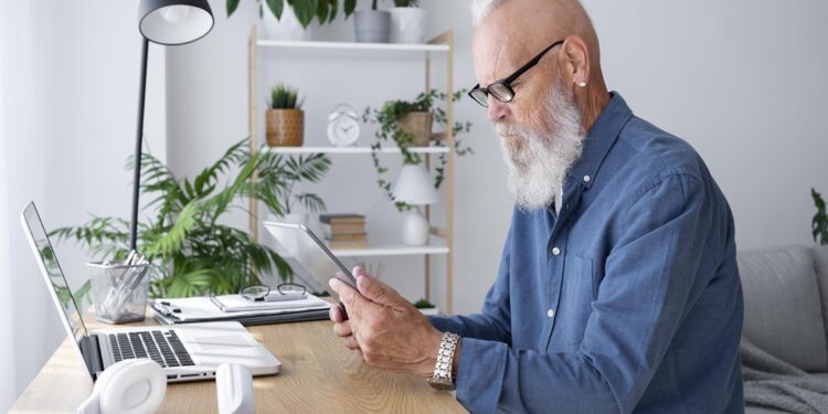 El Impacto de la Inteligencia Artificial en la Vida de los Mayores de 50 Años: Oportunidades y Desafíos