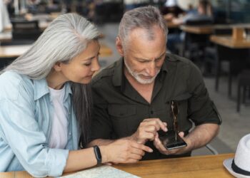 Tinder para Mayores de 50: Estrategias Efectivas para Encontrar Pareja Después de los 50 Años