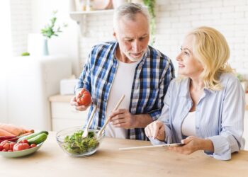 10 Hábitos Saludables Esenciales para Comenzar el Año Después de los 50: