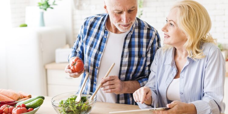 10 Hábitos Saludables Esenciales para Comenzar el Año Después de los 50:
