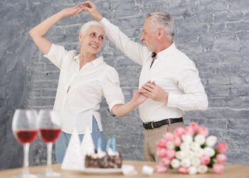 Cómo Renovar Tu Energía y Optimismo en el Año Nuevo Después de los 50: Consejos Prácticos para una Vida Plena